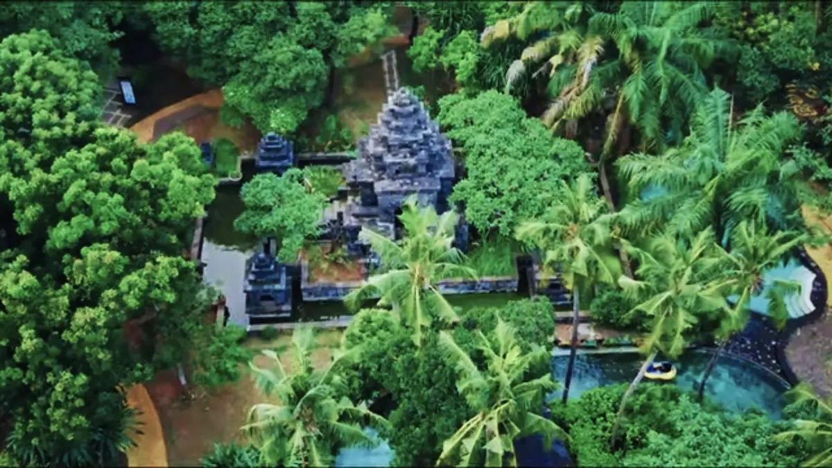 Waterboom Lippo Cikarang memiliki tiket masuk Rp55 ribu, kolam anak, kolam arus, musala, dan loker. Simak kondisi lokasinya. (SC YOUTUBE)