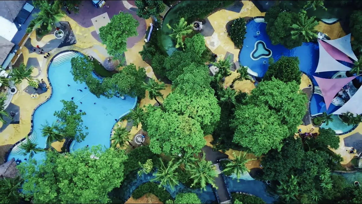 Waterboom Lippo Cikarang menawarkan kolam anak dan dewasa, kolam arus, gazebo, kabin, serta suasana Bali yang teduh. (SC YOUTUBE)