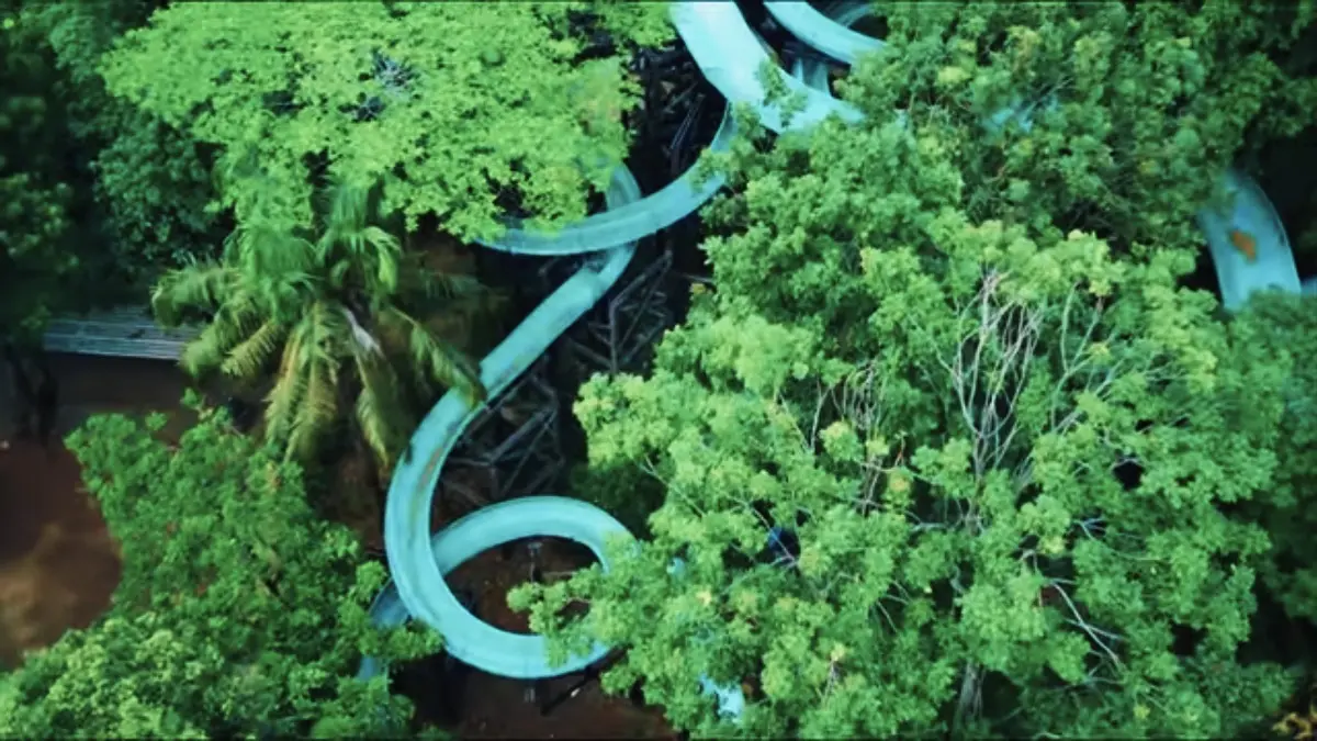 Waterboom Lippo Cikarang menawarkan kolam arus, kolam anak, fasilitas makan dan suasana ala Bali, tetapi beberapa wahana masih diperbaiki. (PINTEREST)