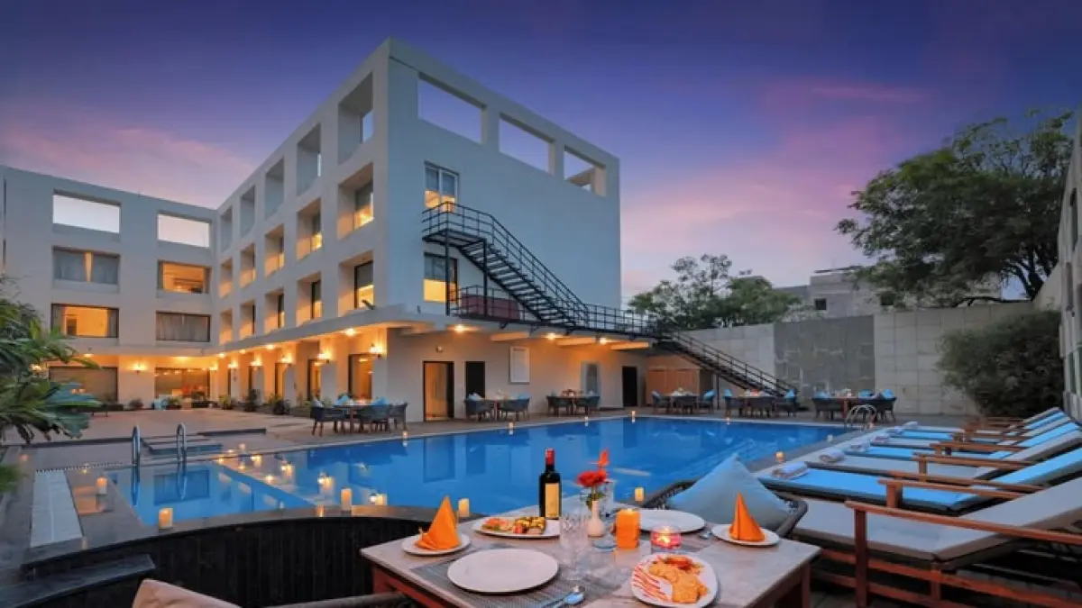 Hotel Kalya Yogyakarta dekat Gembira Loka, sekitar 5 menit. Simak fasilitas kamar, playground, restoran, kolam renang, dan akses ke Malioboro.(PINTEREST)