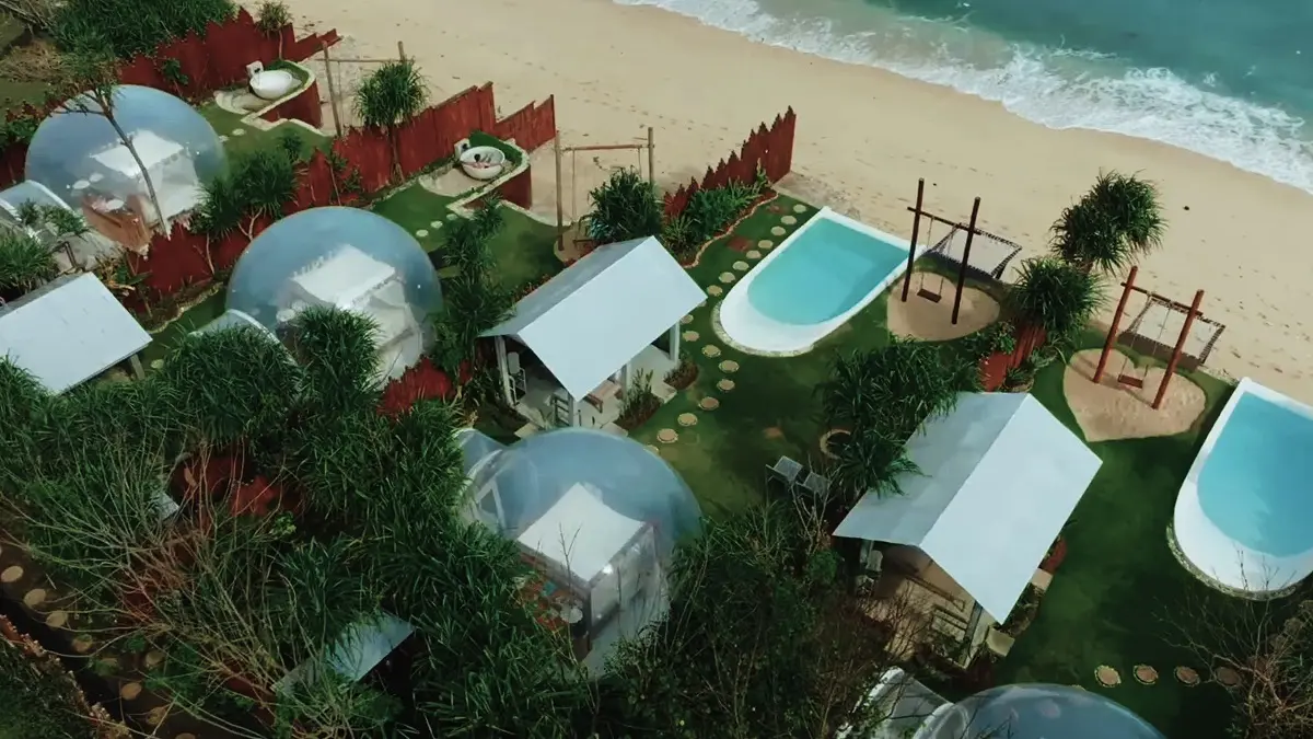 Hotel unik di Cibubur ini punya Kids Club, kolam bertema pantai, sky lounge, dan sky bridge kaca di ketinggian 150 meter. (SC YOUTUBE)