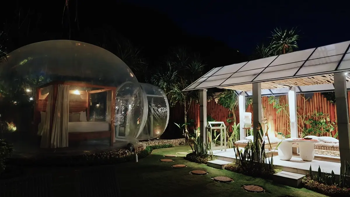 Hotel unik di Indonesia menawarkan konsep berbeda, dari kamar transparan di pantai, kabin futuristik, hingga glamping di kaki gunung. (SC YOUTUBE)