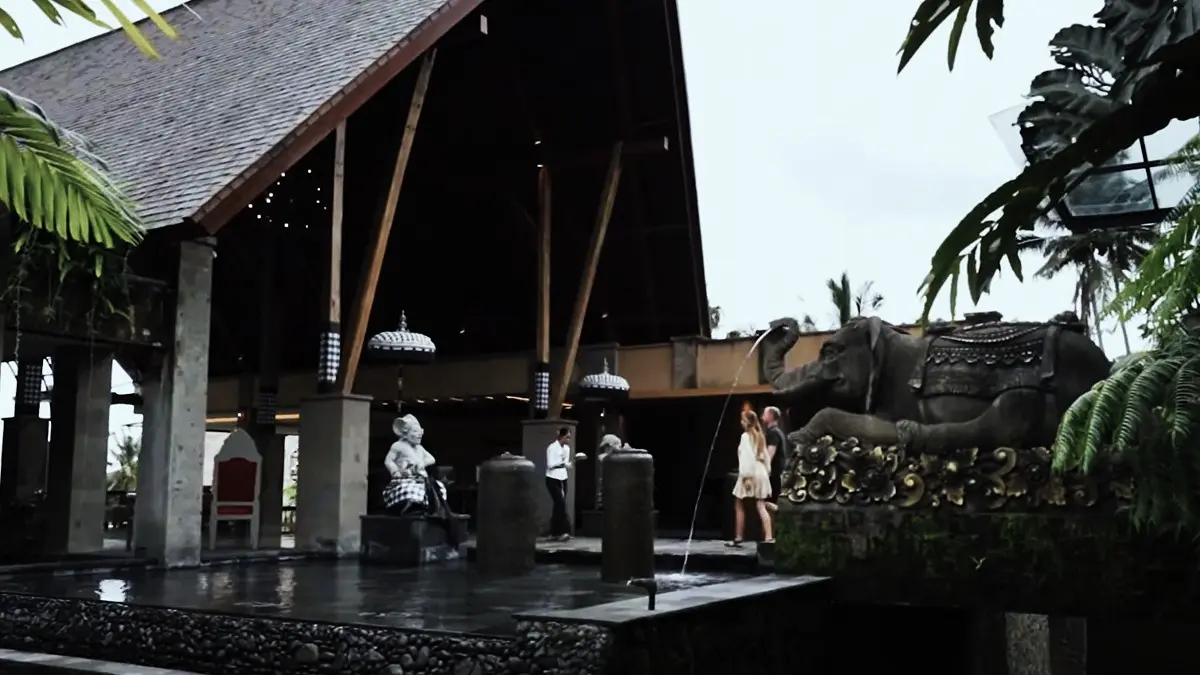 Hotel unik di Indonesia menawarkan pengalaman menginap berbeda, dari gelembung transparan di pantai hingga glamping di kaki gunung. (SC YOUTUBE)