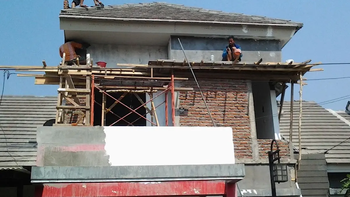 Membangun rumah dengan budget terbatas bisa lebih hemat lewat desain sederhana, atap genteng, lantai keramik hingga RAB yang rinci.(pinterest)