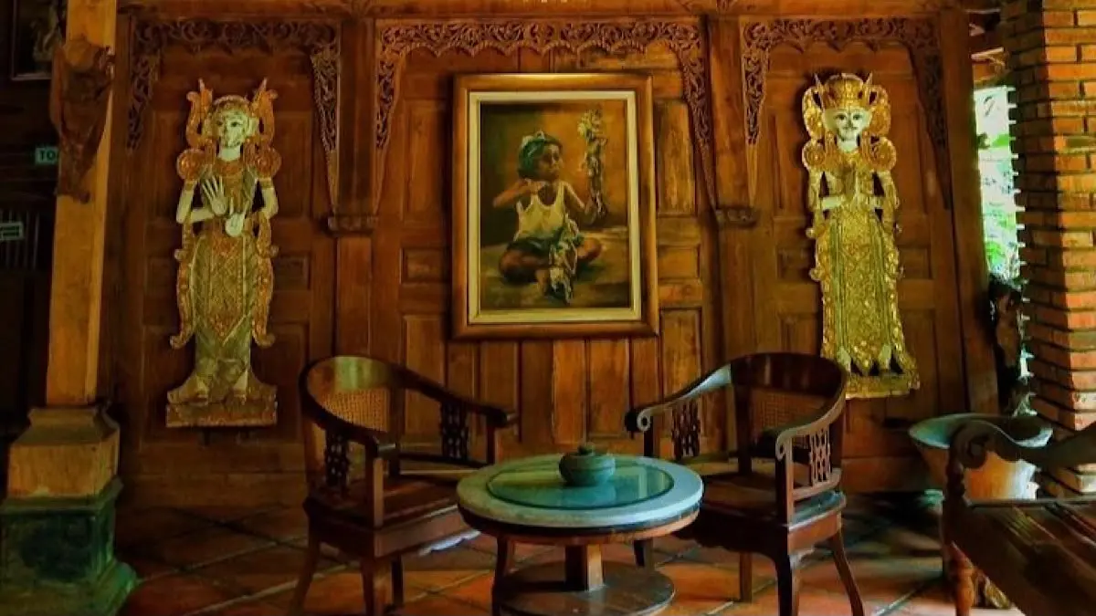 Ruang karaoke bernuansa Jawa ini dilengkapi furnitur lawas, joglo, loro blonyo, serta pemandangan Gunung Pangrango.(pintereet)