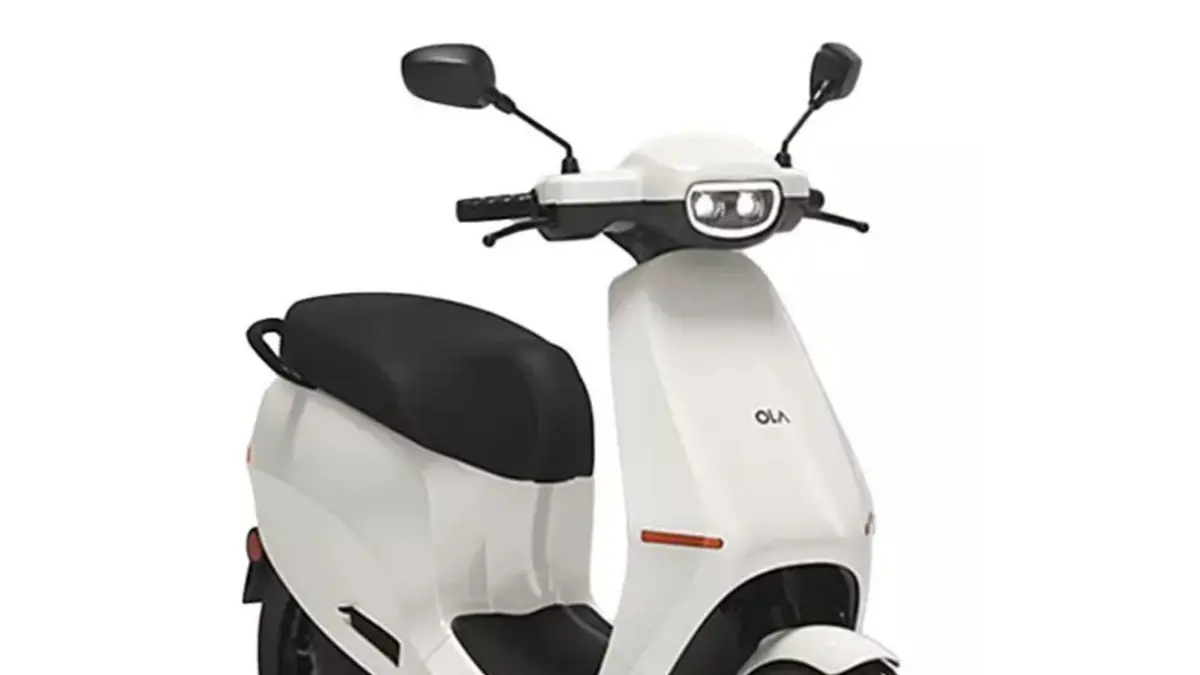 Honda CUV e: garapan Onre Motoshop dibuat lebih panjang dan ceper dengan extender roda, suspensi custom, bodi putih, serta kokpit custom.(Pinterest)