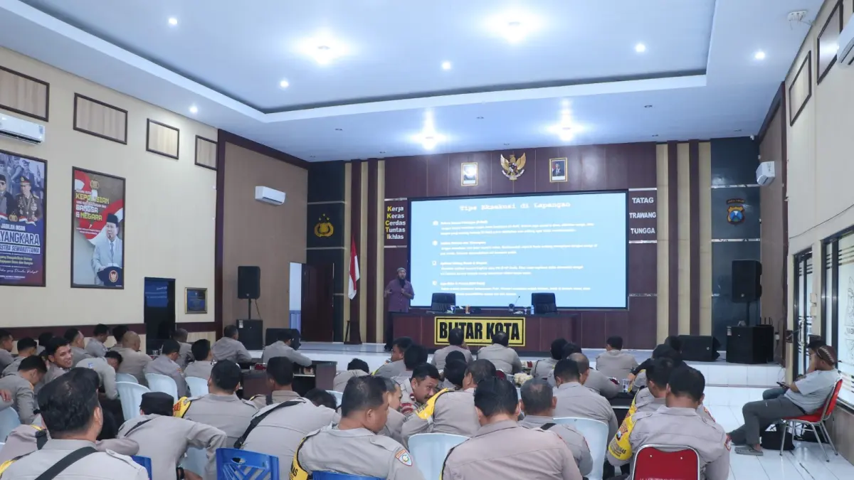 Sejumlah Bhabinkamtibmas Polres Blitar Kota mendengarkan materi videografi dari Betet Kunamsinam, Jumat (11/9).