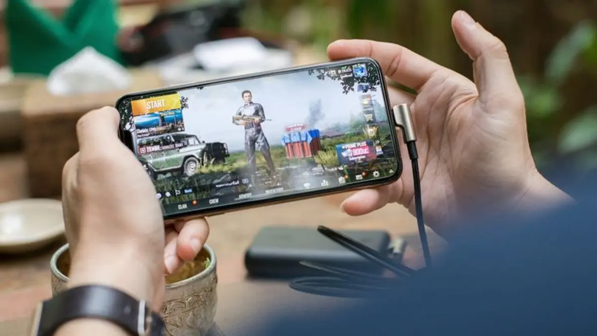 Tecno Pova 8 Pro 5G membawa layar AMOLED 144 Hz, Dimensity 7400, kamera Sony 50 MP, baterai 6.500 mAh, dan Alive Matrix.(Pinterest)