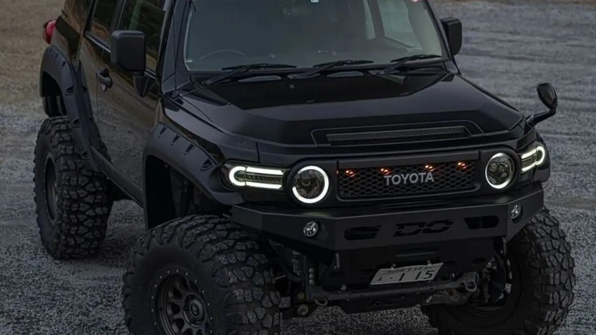 Toyota Land Cruiser FJ berukuran besar, berbasis IMV, bermesin 2.700 cc dan dirancang untuk kebutuhan off-road. (PINTEREST)
