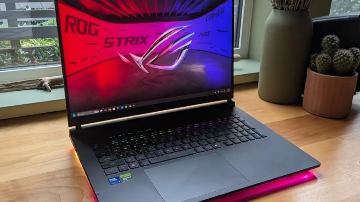 ASUS ExpertBook Ultra berbobot 1,1 kg, tahan beban hingga 100 kg, dan membawa Tandem OLED 3K serta RAM 64GB untuk pengguna profesional.(Pinterest)