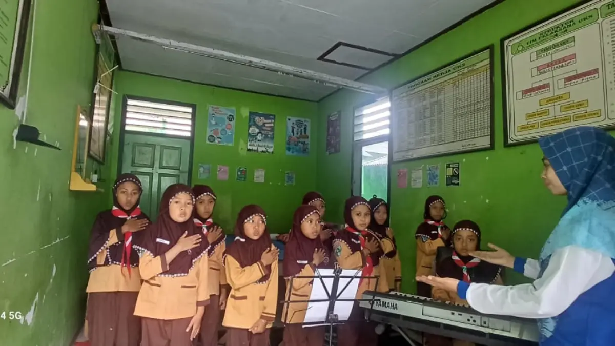 BERKARAKTER: Latihan ekskul olah vokal MIN 8 Blitar berlangsung setiap Sabtu.