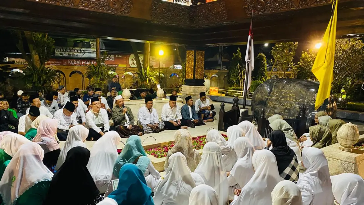 BUKA MALAM HARI: Sejumlah pengunjung dari berbagai daerah berziarah di Makam Bung Karno hampir setiap hari.