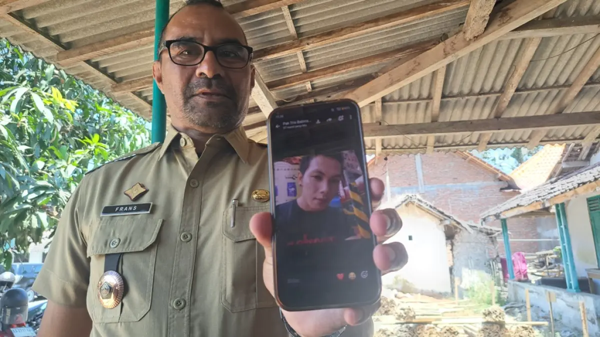 Camat Garum menunjukkan salah satu foto korban KM VIrgo asal Blitar, Senin (14/9).
