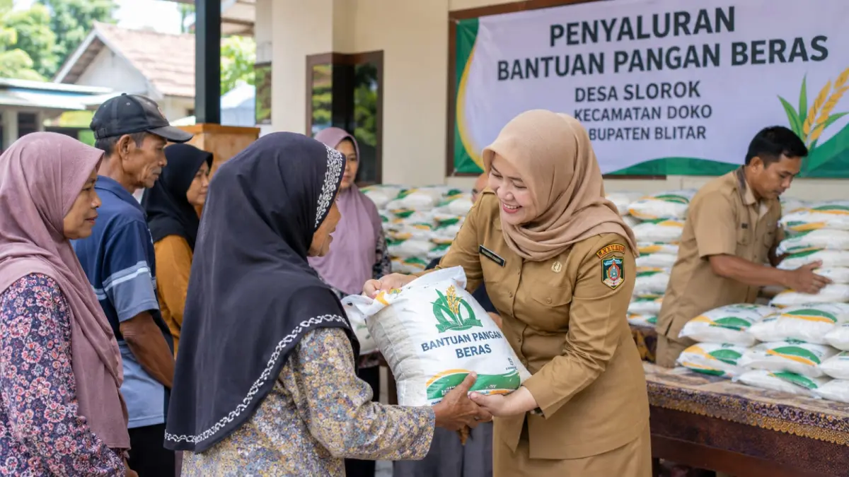 PENYALURAN BANTUAN: Pemerintah Desa Slorok menyalurkan sisa bantuan pangan beras kepada warga yang memenuhi kriteria penerima, Jumat (11/9). Sebanyak sekitar 4,5 ton beras kembali dibagikan, terutama bagi warga Desil 1–4 yang sebelumnya belum menerima bantuan.