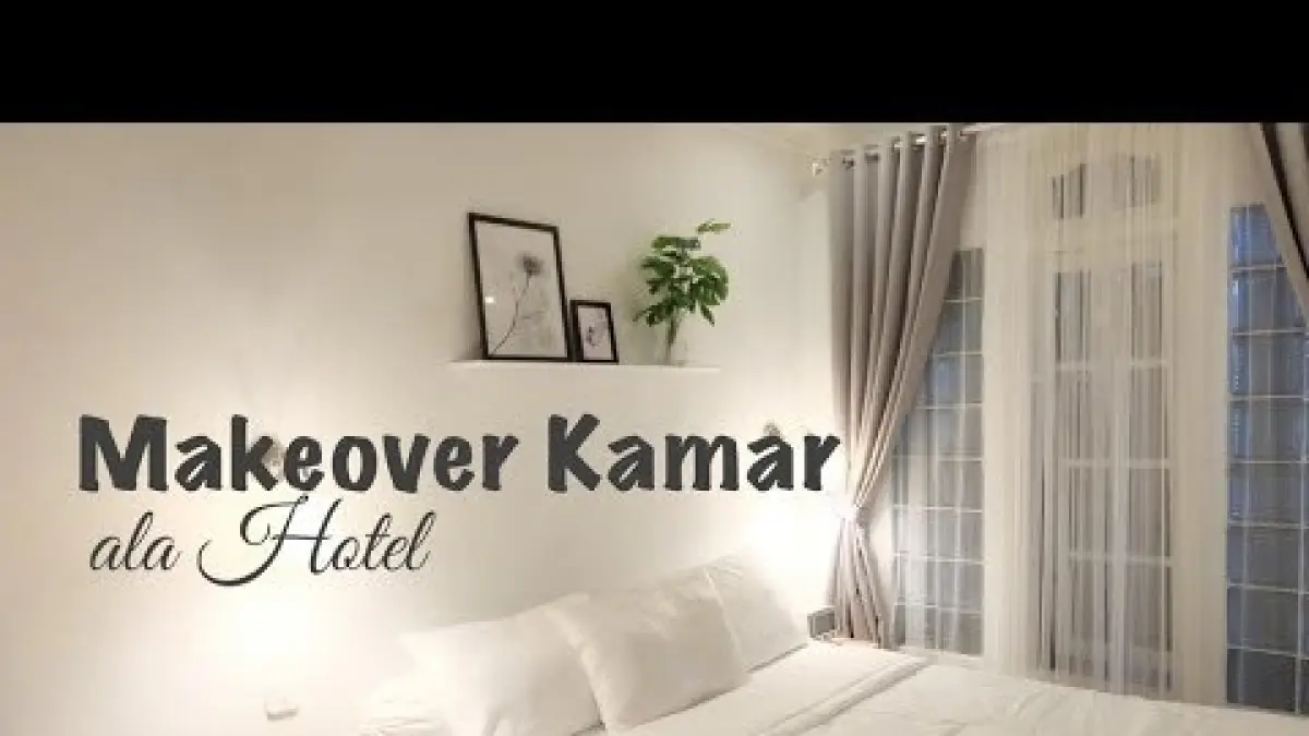 Makeover kamar minimalis 2,5 x 3,5 meter diubah jadi ala hotel dengan warna netral, gorden, lampu, cermin, dan dekorasi sederhana.
