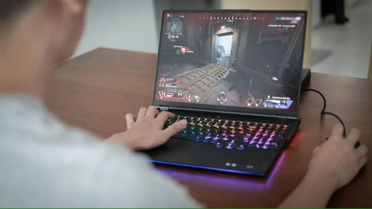 ROG Zephyrus Duo GX651A Rp130 juta membawa dua layar OLED 16 inci 3K, RTX 5090 24 GB, RAM 64 GB dan SSD PCIe Gen 5 2 TB.(Pinterest)