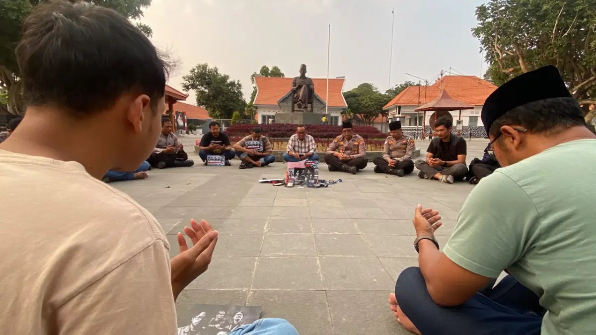 SIMPATI : Sejumlah jurnalis Blitar berdoa bersama di halaman Istana Gebang, Sabtu (12/9).