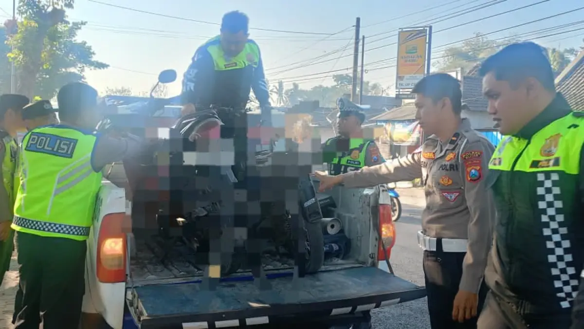 LUKA RINGAN: Polisi mengevakuasi korban dan kendaraan sepeda motor usai kecelakaan di Garum, kemarin (14/9).
