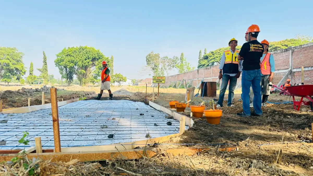 Pembangunan jogging track 400 meter di Lapangan Tlumpu, Kota Blitar, terus dikebut.