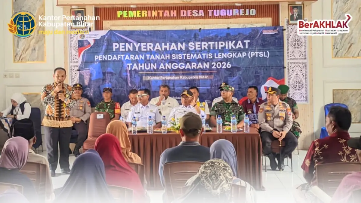 Sebanyak 500 sertipikat PTSL diserahkan kepada warga Desa Tugurejo, Kabupaten Blitar, dalam kegiatan di Balai Desa Tugurejo.