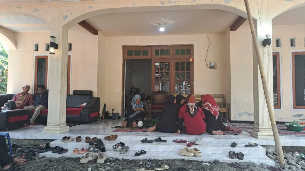 Suasana rumah duka warga korban KM Virgo Transport 8 di Desa Krisik, Kecamatan Gandusari, Selasa (15/9).