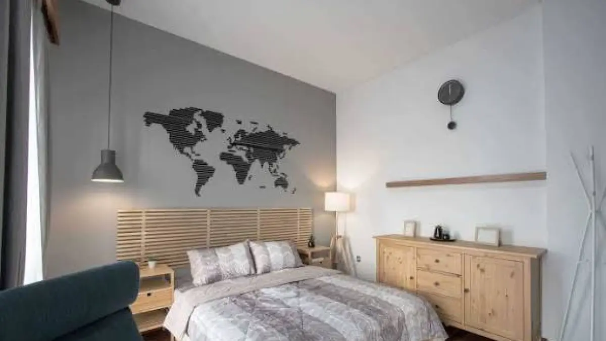 Desain kamar kost 3x3 low budget bisa diwujudkan dengan modal sekitar Rp1,5 juta. Simak rincian dekorasi dan perabot bertema monokrom.