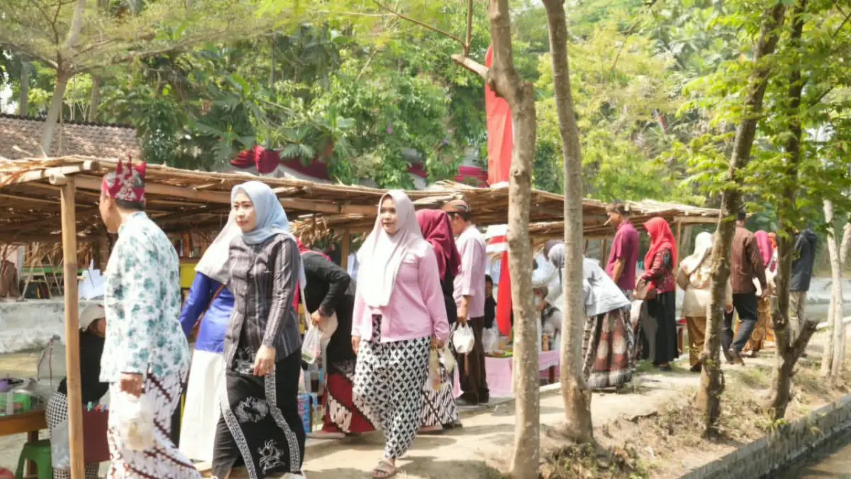 Melihat wisata buatan pasar Apung Kali Karplos Kota Blitar.