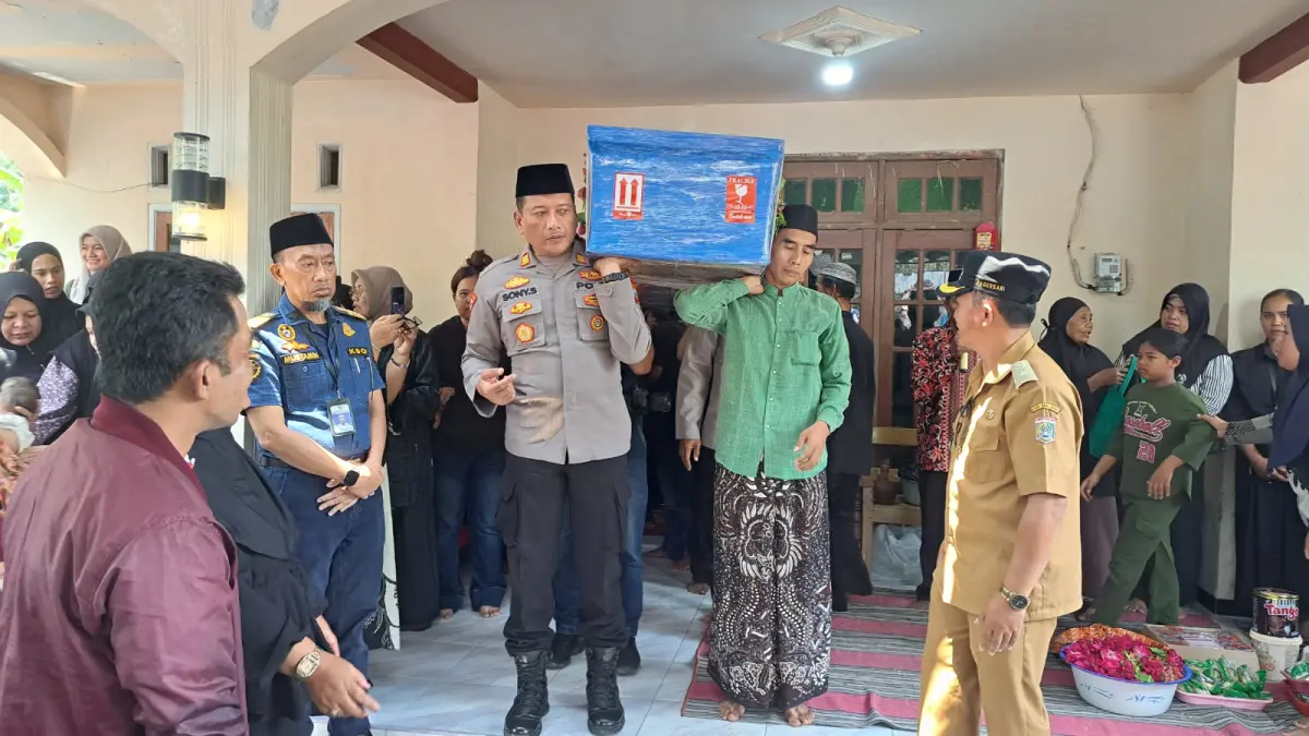 MUSIBAH : Warga menggotong peti jenazah Reyner untuk diberangkatkan menuju TPU setempat.