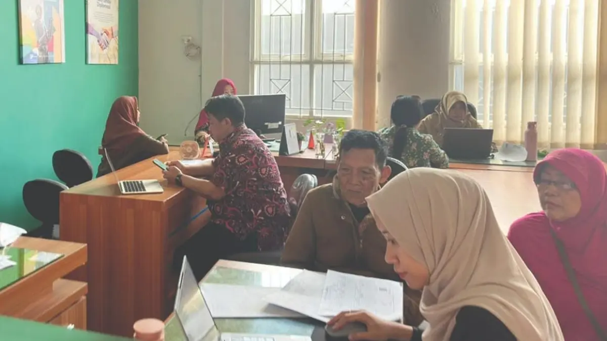 CB TAN/RADAR BLITAR 
PENUH : Warga berduyun-duyun mengunjungi kantor BPS Kota Blitar untuk klarifikasi perubahan desil.