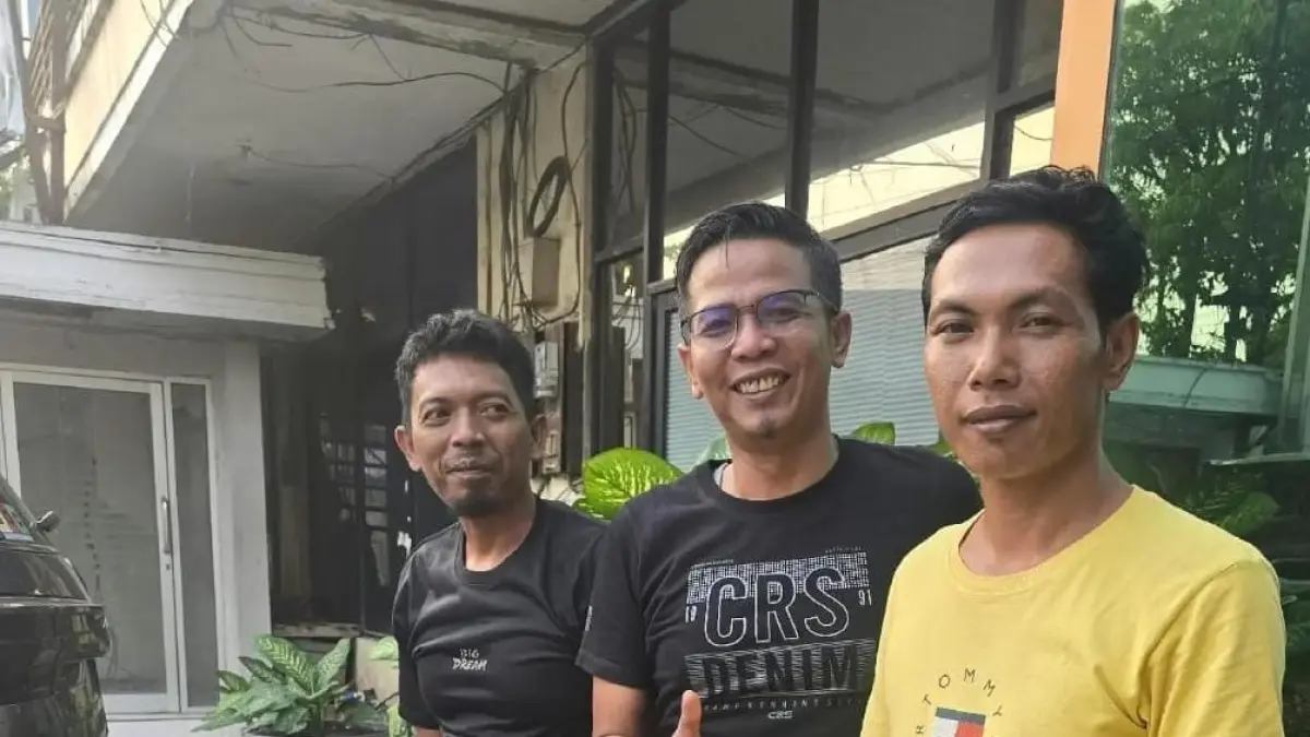 SELAMAT : Syaiful Anwar [baju kuning] bersama rekannya di penampungan Banjarmasin, Kalimantan usai selamat dari kecelakaan KM Virgo transport 8.