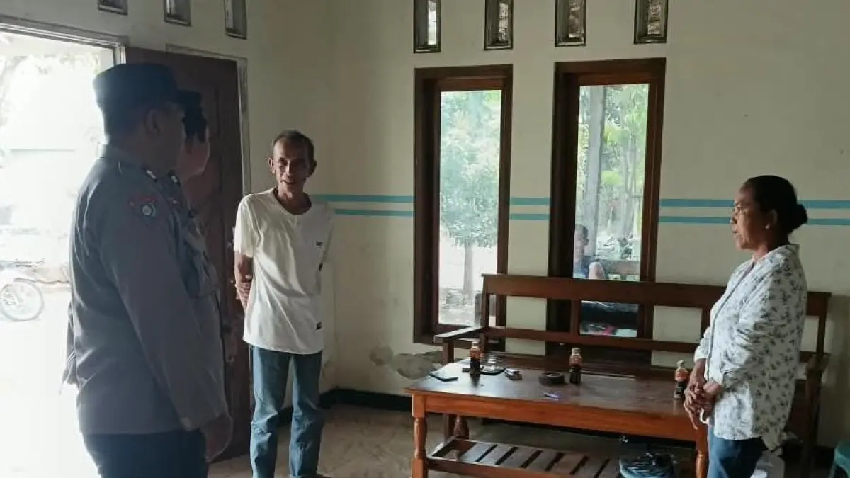 TERUNGKAP : Polisi meminta keterangan kepada pemilik rumah yang menjadi korban maling kemarin.