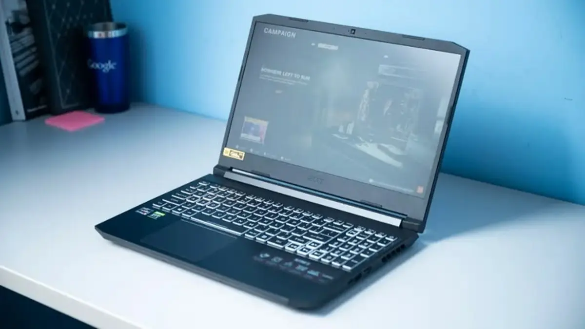 Acer Nitro V15 RTX 4050 membawa Core 7 240H, layar 180 Hz, suhu GPU sekitar 60 derajat, serta opsi upgrade RAM dan SSD.(Pinterest)