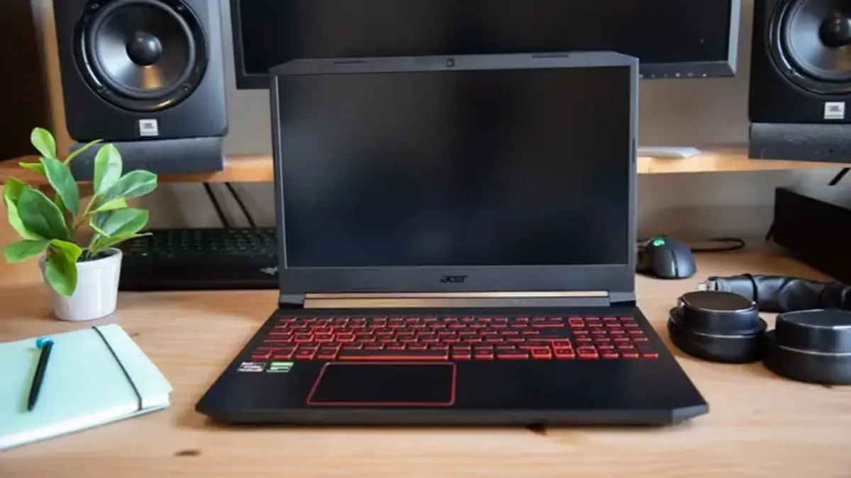 Acer Nitro V15 RTX 4050 mengusung Core 7 240H, layar 180 Hz, dan opsi upgrade RAM serta SSD untuk gaming 1080p dan editing video.(Pinterest)
