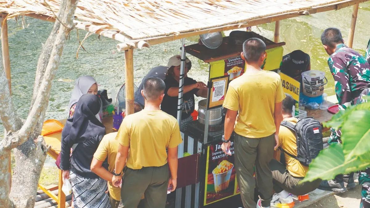 DESTINASI BARU : Sejumlah pengunjung menikmati kuliner di hari perdana pembukaan Karplos, Sabtu (12/9)