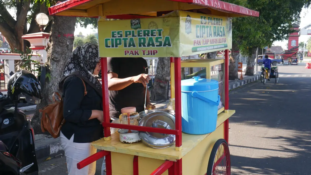 MANIS MENYEGARKAN: Es Pleret Pak Tjip masih eksis dengan cita rasa yang terus dipertahankan.