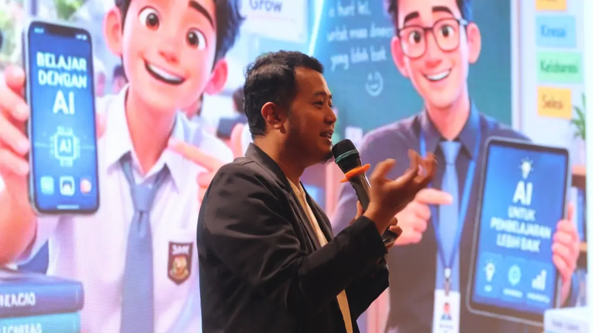 Pemateri Workshop Al "Guru Juga Mampu" menyampaikan materi kepada peserta dalam pelatihan pemanfaatan Al untuk mendukung proses pembelajaran.