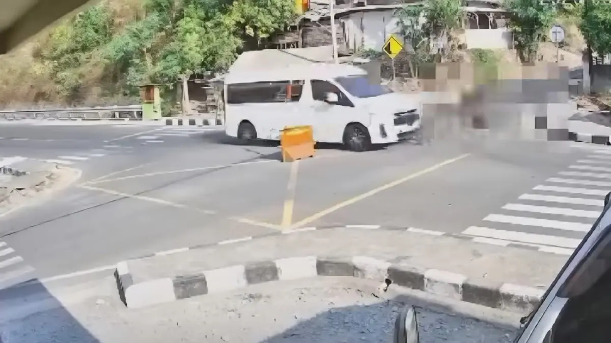 RAWAN : Detik-detik kecelakaan antara pengendara sepeda motor dengan mobil di simpang empat JLS Tambakrejo, Rabu (16/9)