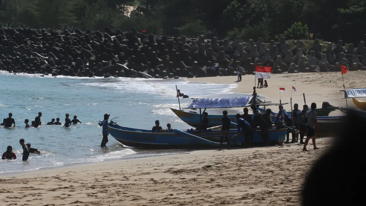 TETAP MELAUT: Beberapa kapal nelayan tengah berlabuh di pinggir Pantai Tambakrejo beberapa waktu lalu.