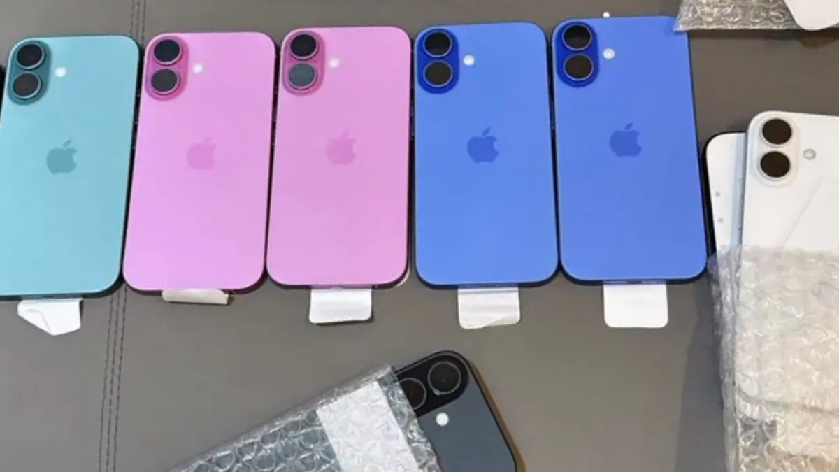 iPhone Duo ditampilkan dengan layar lipat, kamera selfie 48 MP, Siri AI, chip A20 Pro, serta fitur multitasking dan fotografi otomatis.(Pinterest)