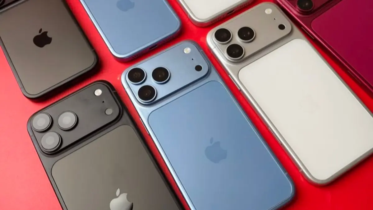 iPhone Duo ditampilkan dengan layar lipat, multitasking dua aplikasi, chip A20 Pro, kamera selfie 48 MP, dan fungsi menyerupai komputer.(Pinterest)