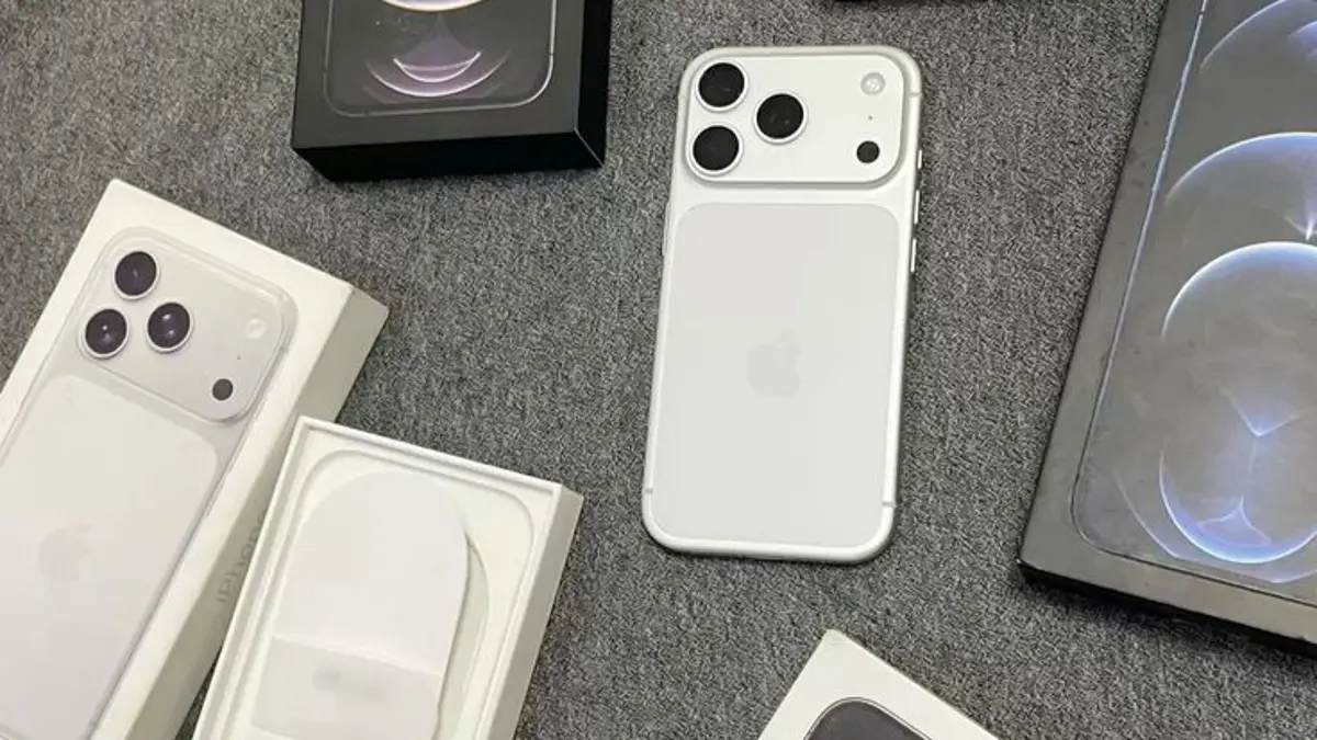 iPhone Duo ditampilkan dengan layar lipat nano-texture, kamera selfie 48 MP, chip A20 Pro, baterai ganda, dan fitur multitasking.(Pinteret)