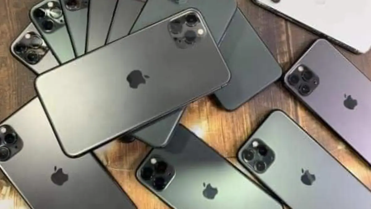 iPhone Duo ditampilkan dengan layar lipat yang bisa digunakan untuk multitasking, panggilan video, hiburan, hingga posisi menyerupai komputer.(Pinterest)