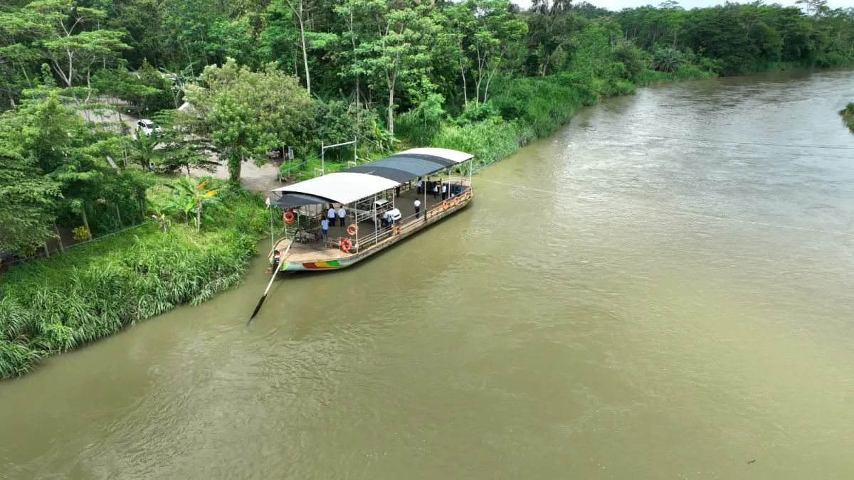 Demi Aman : Pemilik perahu penyebrangan Sungai Brantas yang beroperasi di Kecamatan Srengat.