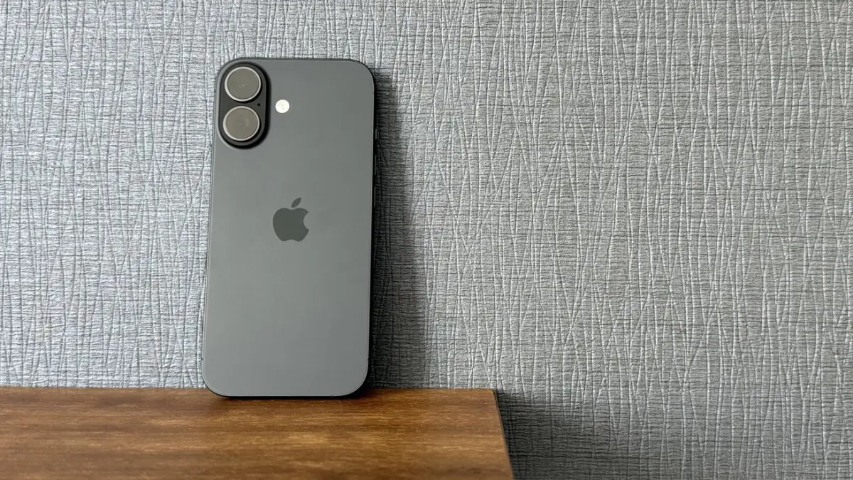 iPhone 17 membawa layar ProMotion 120 Hz, kamera depan lebih luas, baterai 3.692 mAh, dan storage 256 GB. Simak spesifikasi serta harganya (Pinterest).