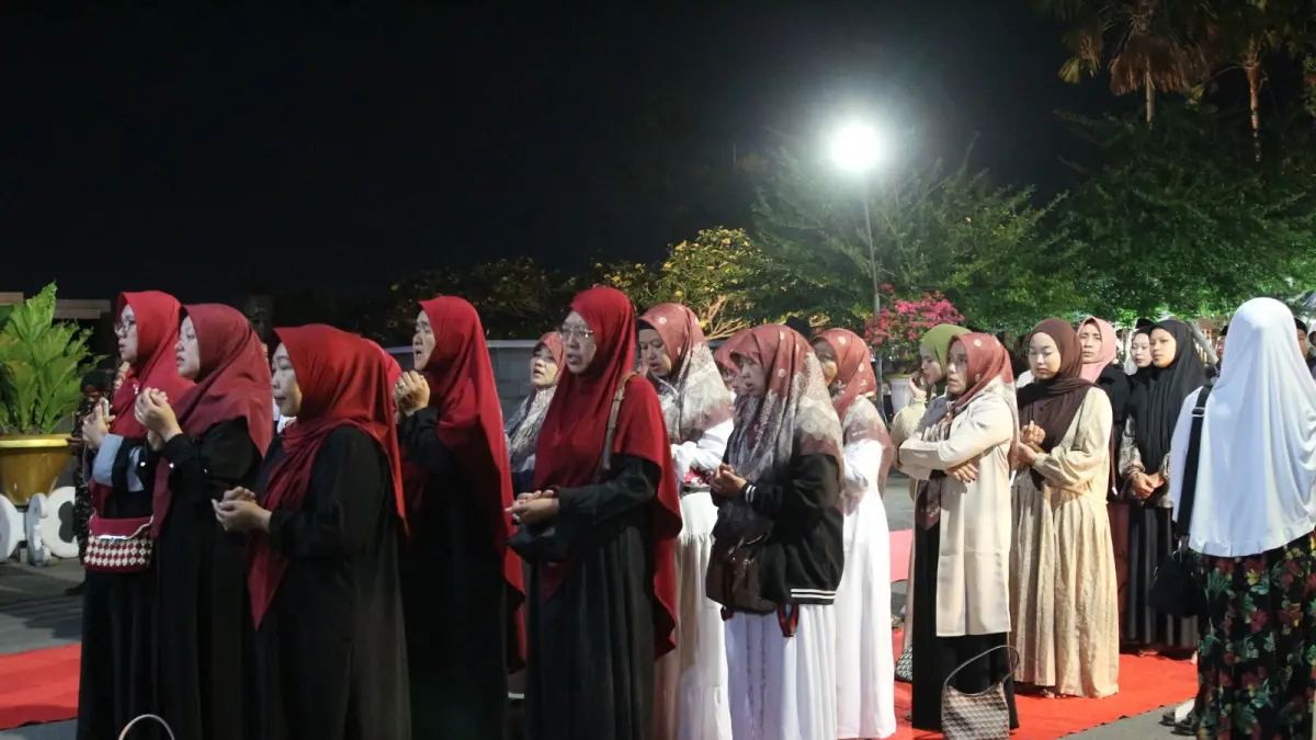 KHUSYUK: Warga hingga pelaku wisata kawasan MBK turut doa bersama pada malam Ahad Kliwon atau Sabtu (19/9) malam.