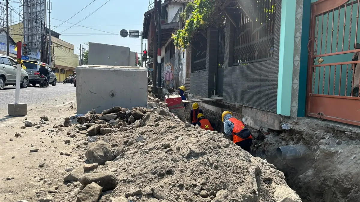 PERBAIKAN SALURAN : Sejumlah pekerja yang menggarap pengeruan dan pemasangan