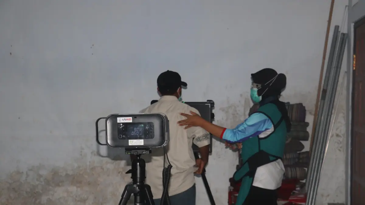 Petugas kesehatan melakukan skrining tuberkulosis (TB) menggunakan pemeriksaan rontgen dada untuk mendeteksi kasus baru secara dini di Kabupaten Blitar.