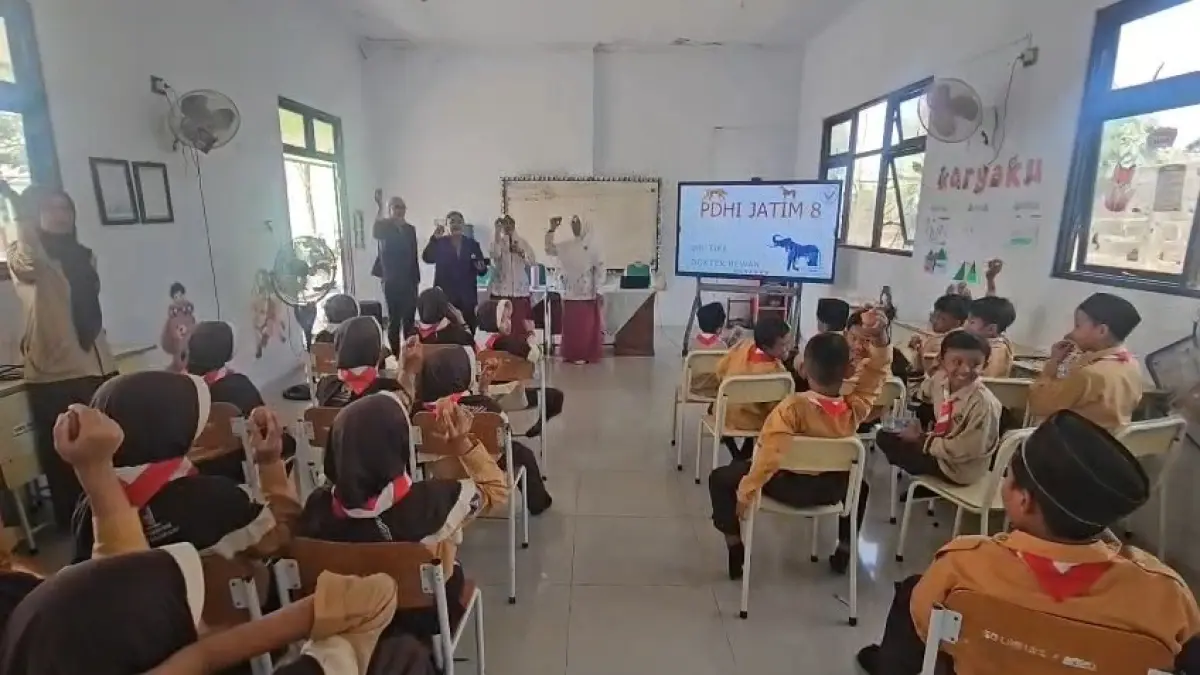 PHDI JATIM UNTUK BLITAR 
EDUKASI SEJAK DINI: Sejumlah siswa SD mendengarkan penjelasan dari dokter hewan tentang bahaya penyakir rabies.