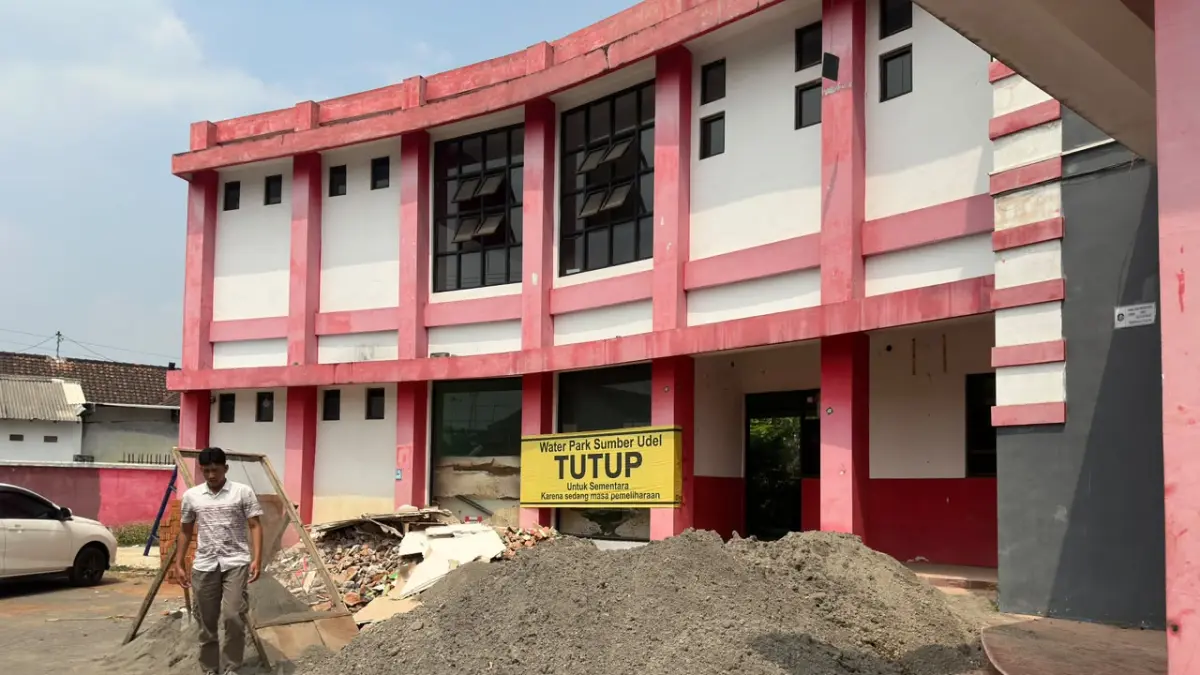 Proses renovasi Water Park Sumber Udel Kota Blitar masih berlangsung. Sejumlah material dan puing pembongkaran terlihat di area depan bangunan, Senin (21/9/2026).