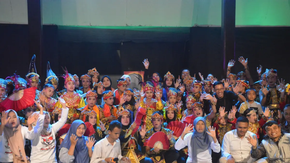 SAKTI UNTUK RADAR PENATARAN
MERIAH: Foto bersama usai suksesnya pementasan SAKTI di Pendapa RBK Wlingi pada Sabtu (19/9) malam.